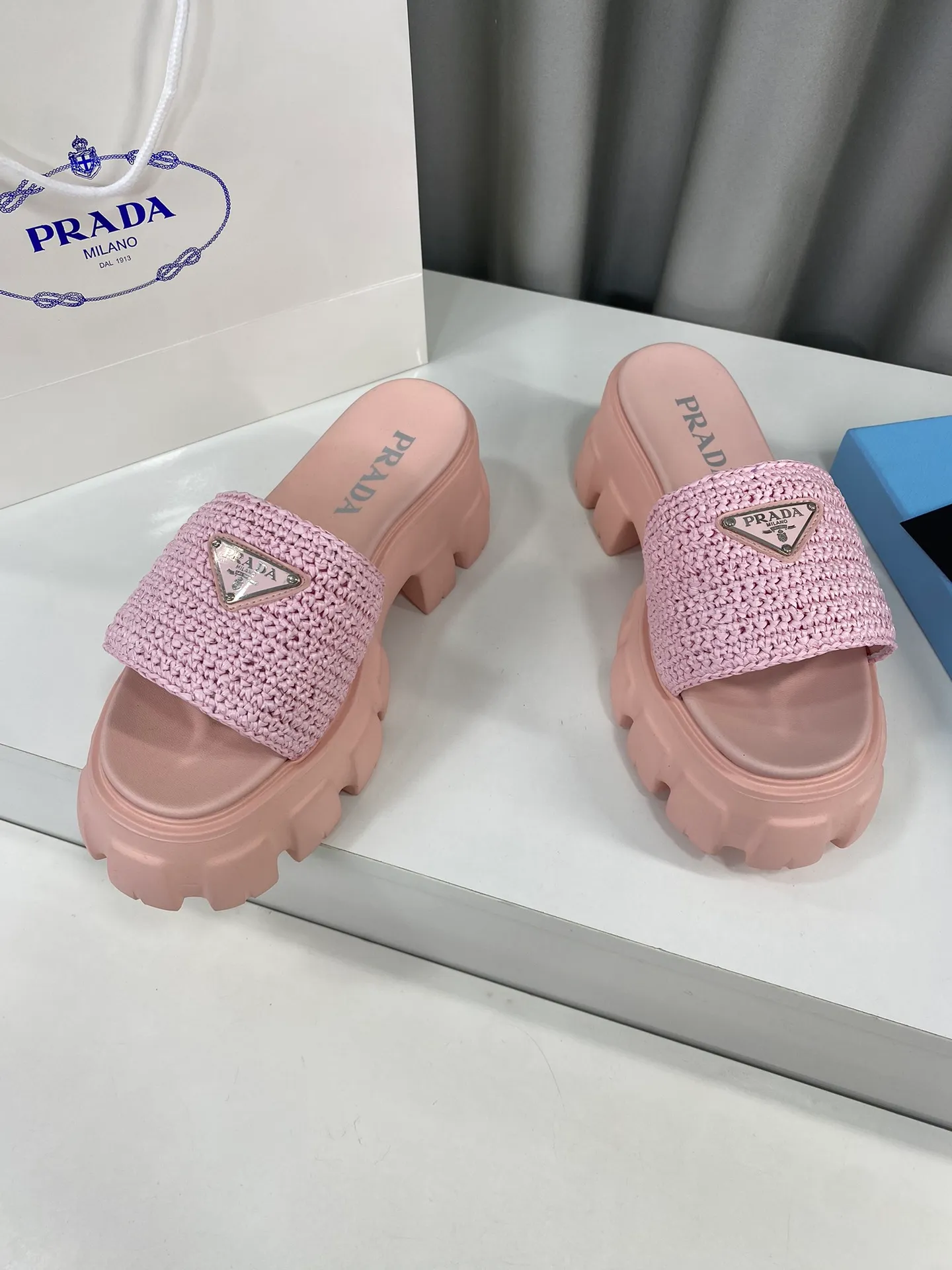 💕💕Factory direct selling price p460💕💕 Prada's latest tooth-woven thick-soled triangle buckle slippers☑️ Latest environmentally friendly PP material, fully handmade crochet, just like knitting sweaters, slow work and meticulous work, retro fashionable thick-soled shoes, with rubber uppers, making the whole pair of shoes light and comfortable. Bright colors, a variety of choices to meet the needs of fashionable people with different styles! The iconic metal triangle logo is paired with the shape of ancient beach slippers. Every design element is fashionable! Size: Women's 35-39 (34, 40, custom-made, non-returnable) Full set of counter original packaging